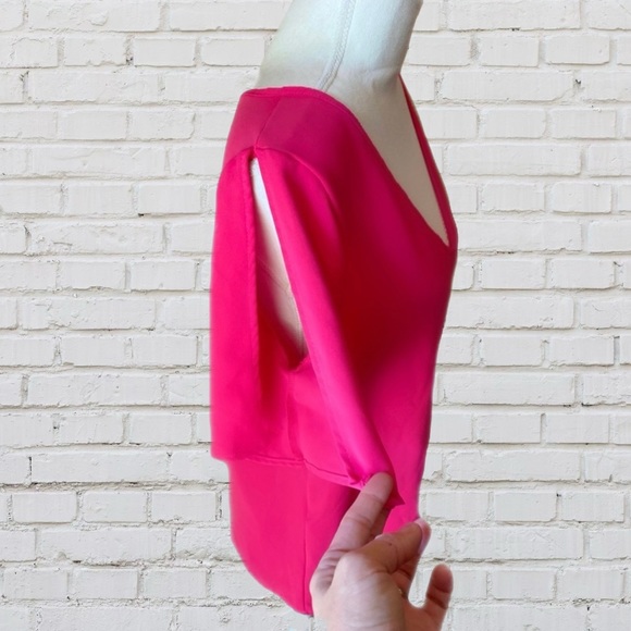 ⭐️3 for $15 EVERLY for Francesca’s Hot Pink cold shoulder Blouse size Medium NEW - Picture 2 of 8